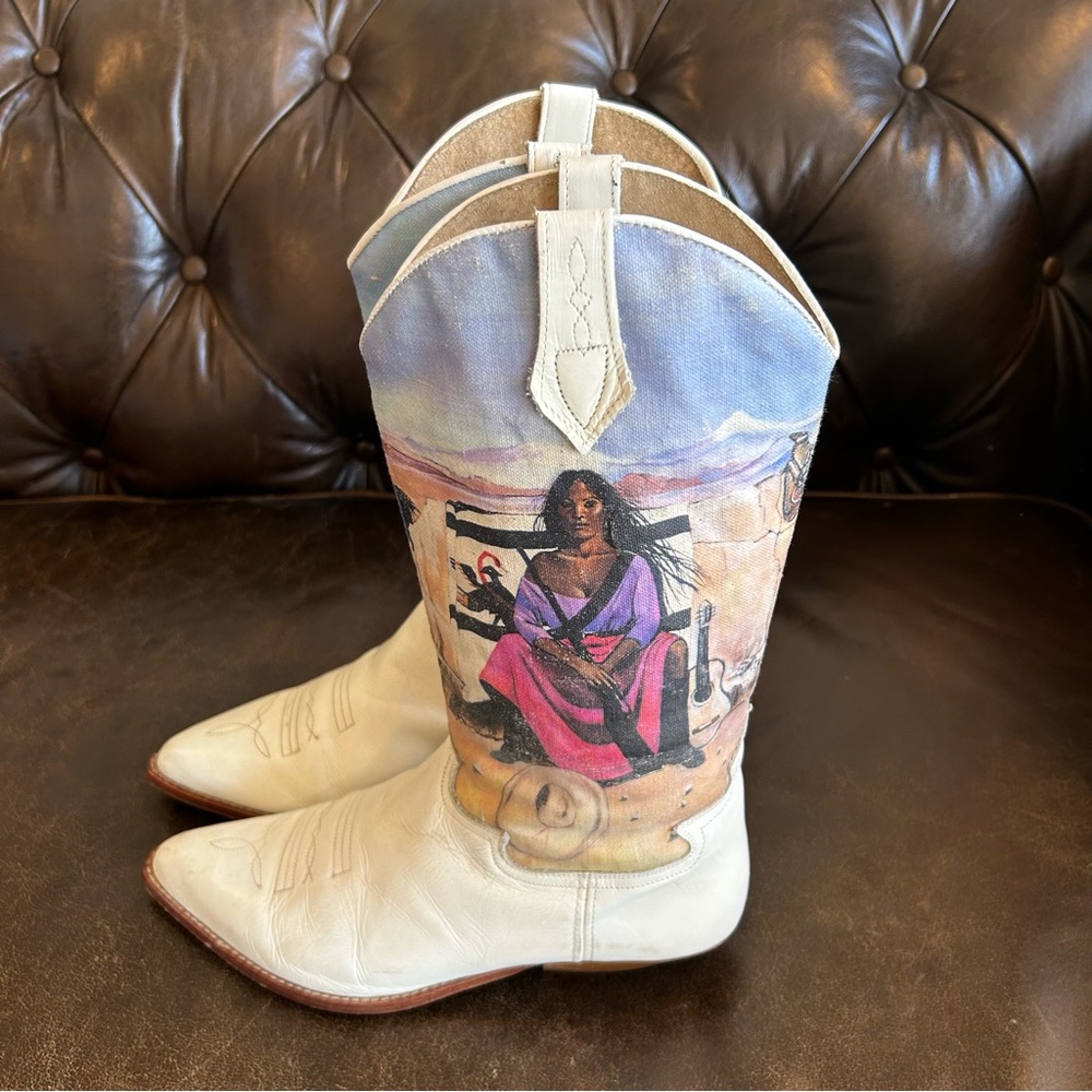 Women's Western Boots with Artistic Design